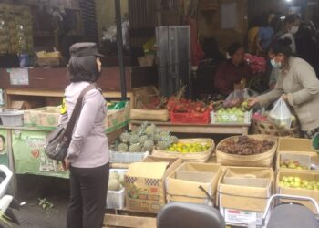 Sambangi Pasar, Bhabinkamtibmas Berikan Himbauan Kepada Pedagang dan Pengunjung