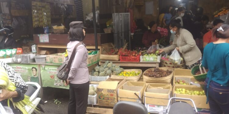 Sambangi Pasar, Bhabinkamtibmas Berikan Himbauan Kepada Pedagang dan Pengunjung