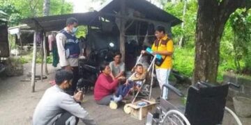 Bhabinkamtibmas Dampingi Relawan Serahkan Bantuan Kursi Roda dan Paket Sembako