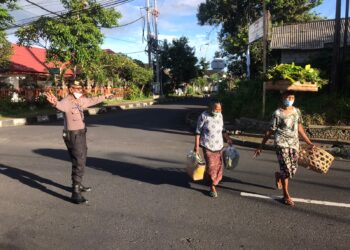 Personil Polsek Bangli Laksanakan Pengaturan Wujud Pelayanan Kepada Masyarakat di Pagi Hari