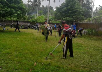 Sinergitas Bhabinkamtibmas Bersihkan Lingkungan Sekolah di Desa Binaannya