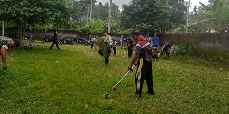Sinergitas Bhabinkamtibmas Bersihkan Lingkungan Sekolah di Desa Binaannya