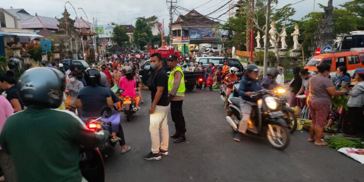 Personil Polsek Bangli Laksanakan Pengamanan Pasar Tumpah Menjelang Hari Raya Kuningan