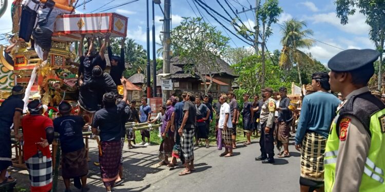 Giat Ngaben Warga, Kapolsek Payangan Polres Gianyar, Pimpin Pengamanan