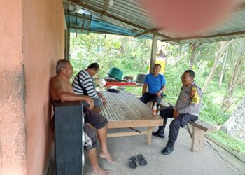 Sambangi Warga Bhabinkamtibmas Kelurahan Samplangan Sampaikan Pesan Kamtibmas