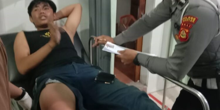 Secara Cepat Polsek Sukawati Menolong Korban Laka Lantas Ke Rumah Sakit