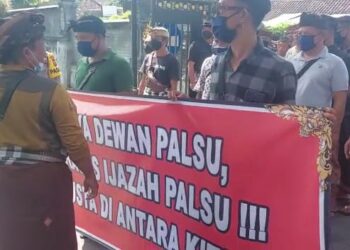 Dugaan Kasus Ijazah Palsu Anggota Dewan Dihentikan, Warga Kembali Gerudug Mapolres Klungkung