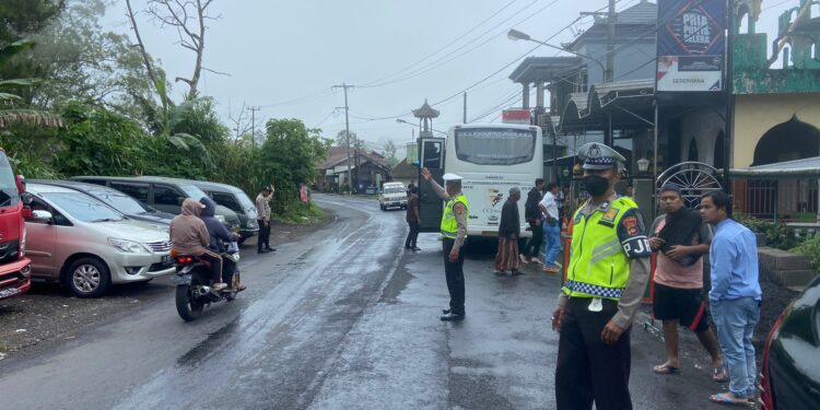 Pengamanan Sholat Jum’at di Depan Masjid Al Muhajirin