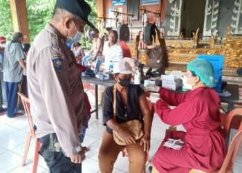 Bhabinkamtibmas Desa Dalang Amankan Booster Tahap Ke 2 Bagi Lansia di Desa Dalang