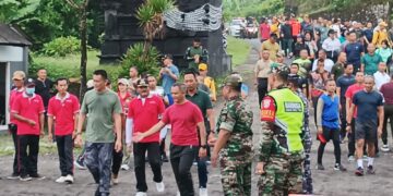 Dandim Tabanan Bersama Kepala Staf Korem 163/Wsa Dampingi Pangdam IX/Udayana Jalan Sehat di Kedungu Beach