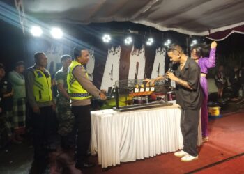 Personil Polsek Bangli Laksanakan Pengamanan Kegiatan Pengundian Kupon Berhadiah dan Hiburan Musik
