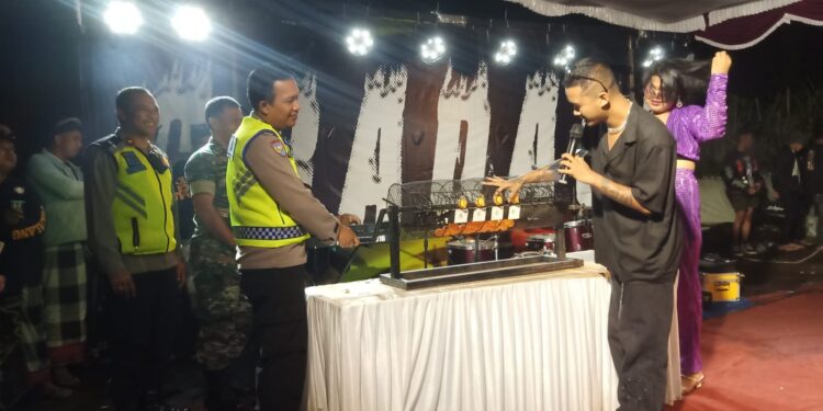 Personil Polsek Bangli Laksanakan Pengamanan Kegiatan Pengundian Kupon Berhadiah dan Hiburan Musik