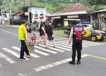 Patroli Polsek Abang Pelayanan Keamanan Wisatawan Keluar Masuk Areal Parkir.