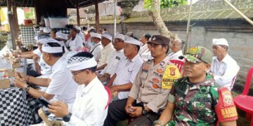 Sinergitas TNI – POLRI Bhabinkamtibmas Desa Denbantas Amankan Pengukuhan Prajuru Desa Dukuh Bersama Babinsa