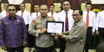 Berhasil Ungkap Kasus 4,6 Kg Ganja, Kapolres Gianyar Dapatkan Penghargaan DPRD Gianyar