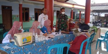 Pastikan Berjalan Lancar, Babinsa Koramil Ponggok Dampingi Kegiatan Vaksinasi Lansia