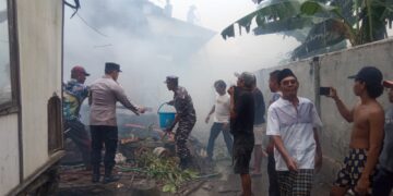 Diduga Konsleting Listrik, Sebuah Rumah di Kampung Bugis Muncar di Lalap Api