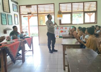 Bhabinkamtibmas Desa Petak Edukasi Anak – anak Sekolah Dasar