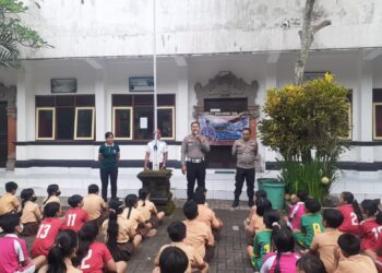 Gelar Program Polri Mengajar, Polsek Ubud Kunjungi SDN 3 Ubud