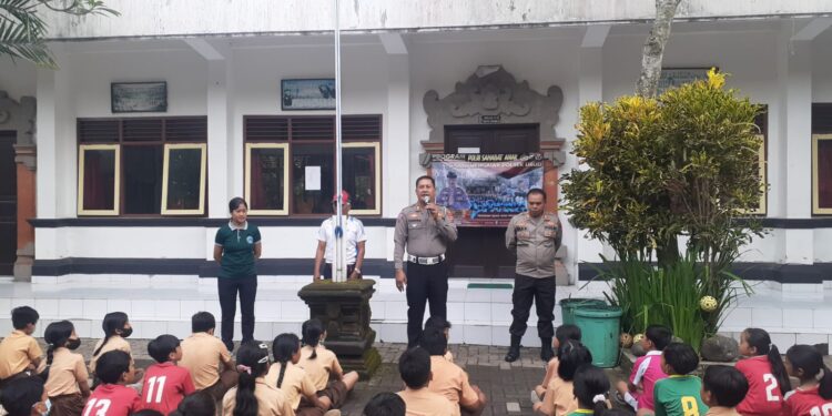 Gelar Program Polri Mengajar, Polsek Ubud Kunjungi SDN 3 Ubud