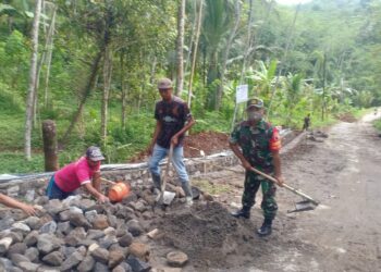 Wujud Kekompakan dan Kebersamaan di Wilayah, Babinsa Koramil Doko Gelar Gotong Royong