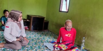 Peduli Sesama, Ketua TRC PPA Riau Kunjungi Kakek Lumpuh dan Tuna Wisma di Desa Air Kulim