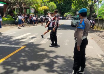 Antisipasi Laka Lantas, Anggota Polsek Kubu Atensi Saat Bubaran Anak Sekolah