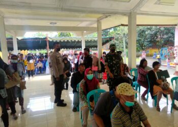 Babinsa Koramil Selorejo Bersama Tiga Pilar Dampingi Pembagian Sertifikat Tanah PTSL