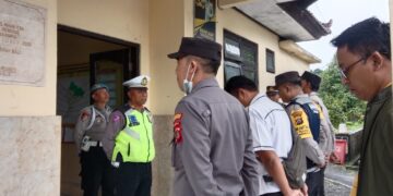 Hujan Bukan Halangan, Unit Provost Pengawasan Apel Pagi Tetap Dilaksanakan di Lobi Polsek Rendang