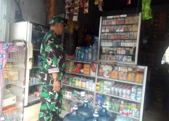 Terjun Langsung Ke Lapangan, Babinsa Koramil Ponggok Cek Harga Sembako di Wilayah Binaannya