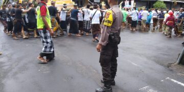 Kring Polri Polres Gianyar, Sipandu Beradat di Blahbatuh Amankan Upacara Pitra Yadnya