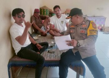 Permudah Pelayanan Masyarakat, Bhabinkamtibmas Desa Singakerta Sosialisasi Aplikasi Polri Super App