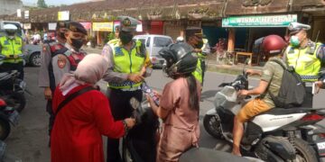 Satgas Operasi Keselamatan Agung 2023 Polres Tabanan Kembali Bagikan Stiker Himbauan Kamseltibcar Lantas