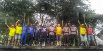 Satpolairud Polres Gianyar Bersih-Bersih Pantai Dalam Rangka Hari Peduli Sampah Nasional