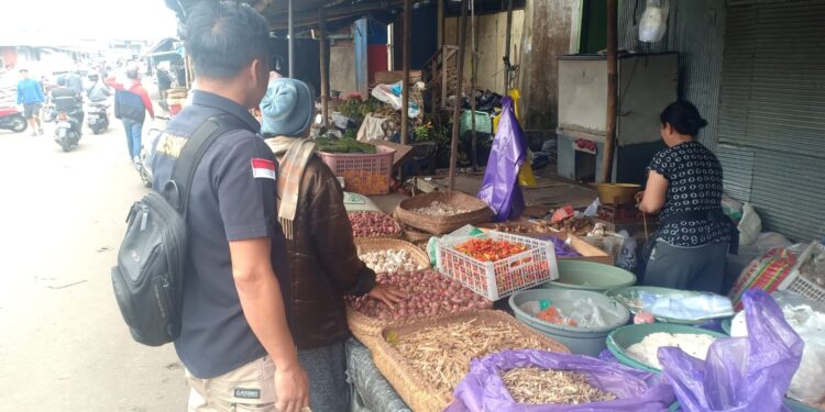 Unit Reskrim Polsek Kintamani Cek Harga dan Ketersediaan Sembako di Pasar Singamandawa