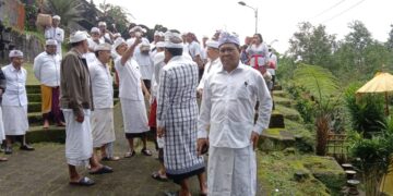 Hari Cinta Kasih, Kapolsek Rendang Hadiri Kegiatan Sembahyang Bersama di Pura Gelap Besakih