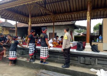 Bhabinkamtibmas Landih Hadiri Pembukaan Bulan Bahasa Bali V di Desa Pengotan