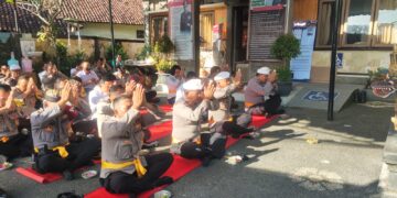 Kapolsek Gianyar Pimpin Persembahyangan Bersama Hari Tilem Kawolu