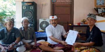 Bersama Istri, Wabup Klungkung I Made Kasta Serahkan Akta dan Santunan Kematian Jero Mangku Wayan Suyasa
