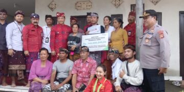 Kapolsek Rendang Dampingi Bupati Karangasem Serahkan Santunan Kepada Keluarga Gede Parwata