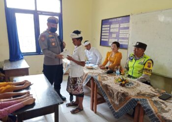 Polisi Sabahat Anak, Kapolsek Payangan Kunjungi SD Negeri 1 Melinggih Berikan Binluh