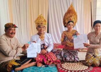 Hadiri Tiga Undangan Pernikahan, Wabup Kasta Serahkan Satu Akta Perkawinan (Kawi Smara)