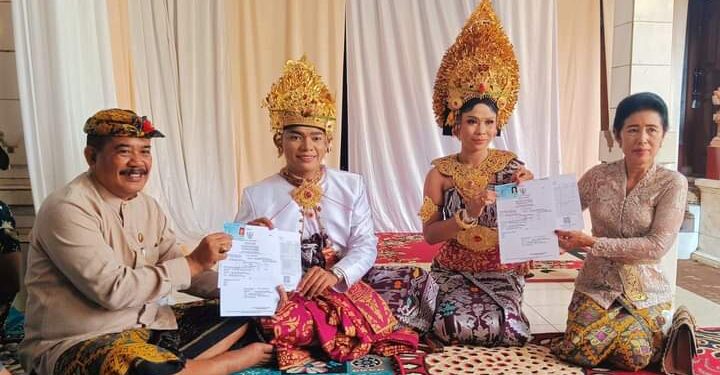 Hadiri Tiga Undangan Pernikahan, Wabup Kasta Serahkan Satu Akta Perkawinan (Kawi Smara)