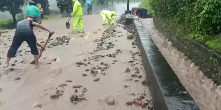 Cegah Kecelakaan Lalu Lintas, Polsek Abang Tangani Luapan Air Hujan Membawa Material Batu dan Lumpur