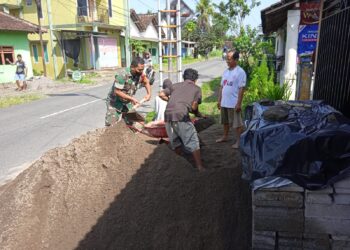 Babinsa Koramil Garum, Bantu Atasi Kesulitan Warga Masyarakat di Wilayah Binaannya