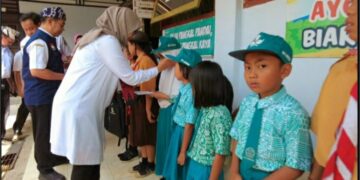 Bupati Banyuwangi Ipuk Fiestiandani Menyerahkan Bantuan Uang Saku pada Siswa