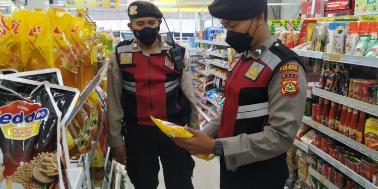 Patroli Kamtibmas, Satuan Samapta Polres Tabanan Cek Migor di Toko Modern