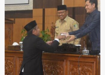 Fraksi – Fraksi di DPRD Banyuwangi Sampaikan Pandangan Umum terhadap Raperda Usulan Eksekutif