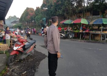 Cegah Kemacetan, Personil Polsek Selat Laksanakan Pengaturan Lalu Lintas