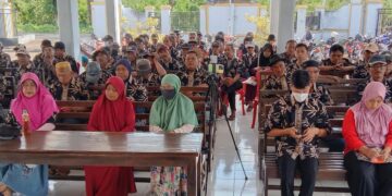 Pemdes Kebaman Berikan Insentif dan 130 Seragam Baju Batik untuk Ketua RT dan RW